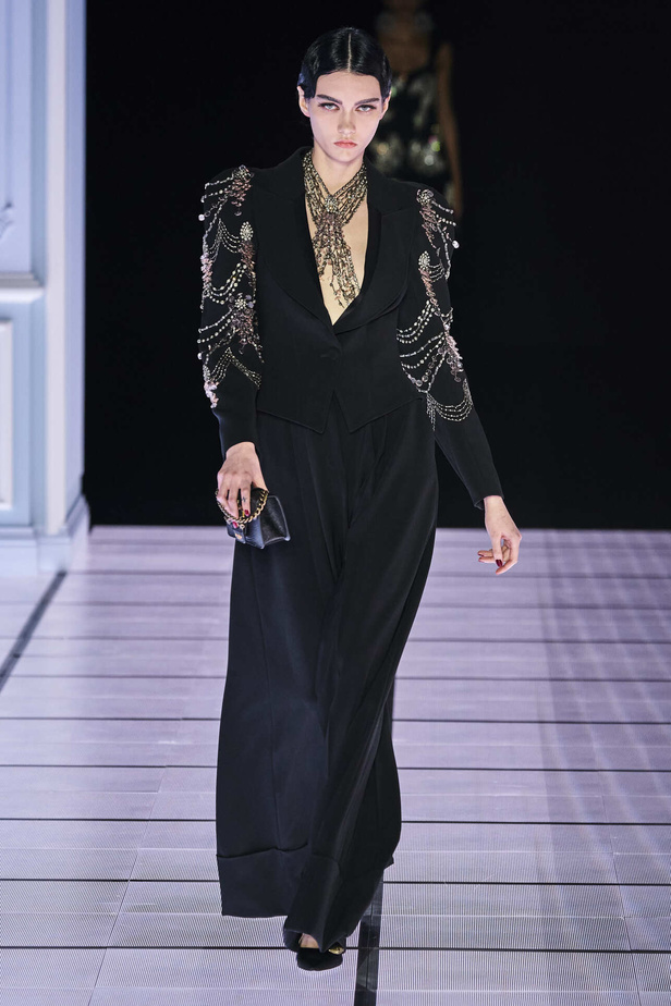 عرض أزياء مجموعة Moschino لموسم خريف وشتاء 2022 في ميلانو