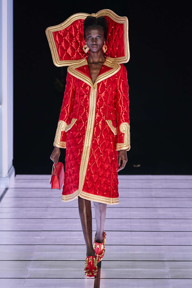 عرض أزياء مجموعة Moschino لموسم خريف وشتاء 2022 في ميلانو