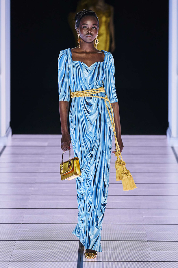 عرض أزياء مجموعة Moschino لموسم خريف وشتاء 2022 في ميلانو