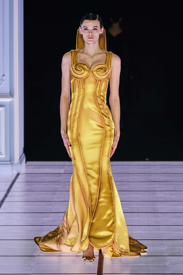 عرض أزياء مجموعة Moschino لموسم خريف وشتاء 2022 في ميلانو