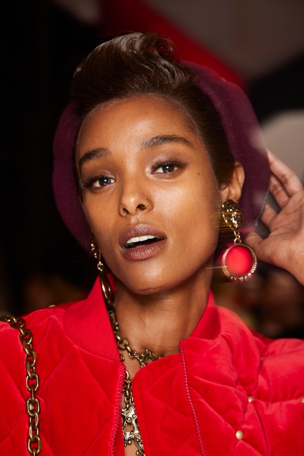 اطلالات جمالية من عرض أزياء مجموعة Moschino لموسم خريف وشتاء 2022 في ميلانو