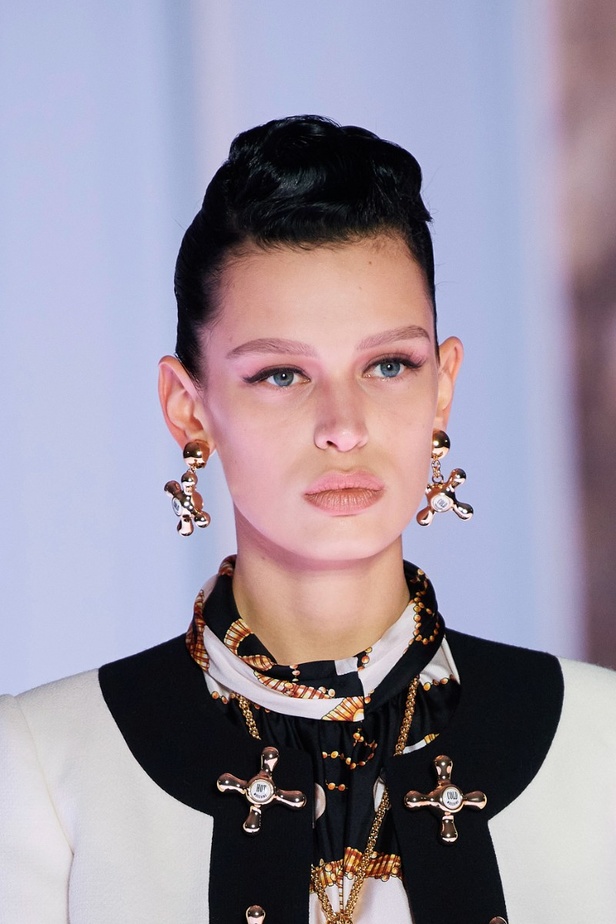 اطلالات جمالية من عرض أزياء مجموعة Moschino لموسم خريف وشتاء 2022 في ميلانو