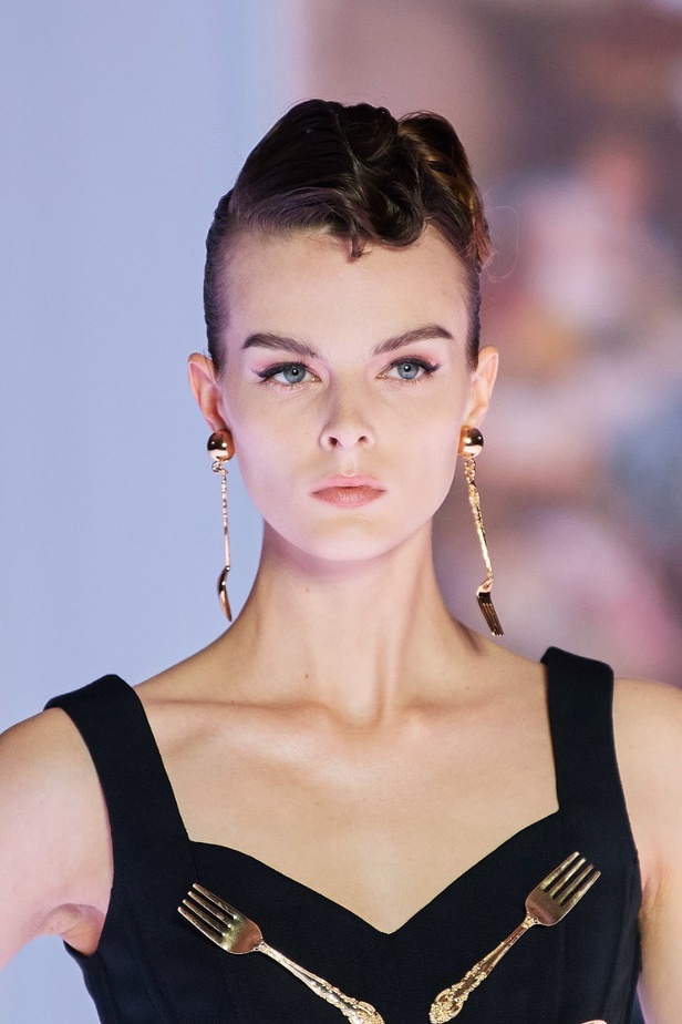 اطلالات جمالية من عرض أزياء مجموعة Moschino لموسم خريف وشتاء 2022 في ميلانو