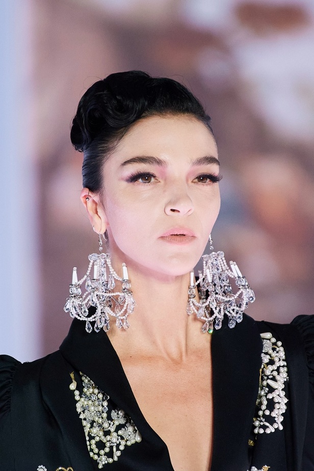 اطلالات جمالية من عرض أزياء مجموعة Moschino لموسم خريف وشتاء 2022 في ميلانو