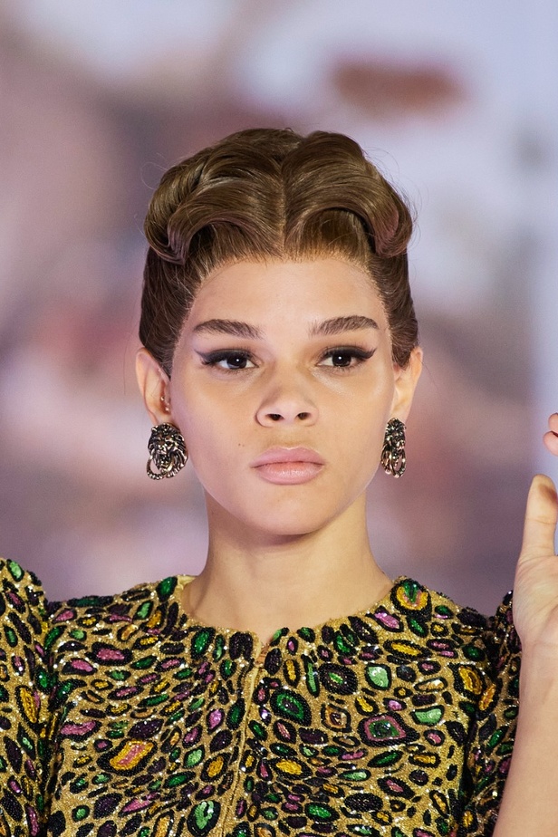 اطلالات جمالية من عرض أزياء مجموعة Moschino لموسم خريف وشتاء 2022 في ميلانو