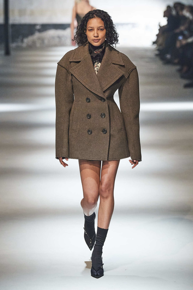 عرض أزياء مجموعة N21 لموسم خريف وشتاء 2022 في ميلانو