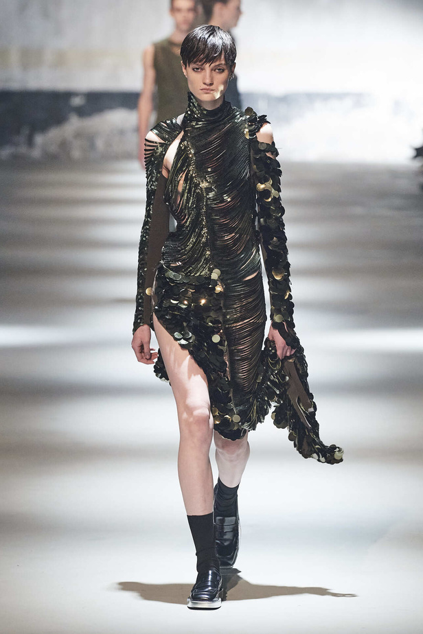 عرض أزياء مجموعة N21 لموسم خريف وشتاء 2022 في ميلانو