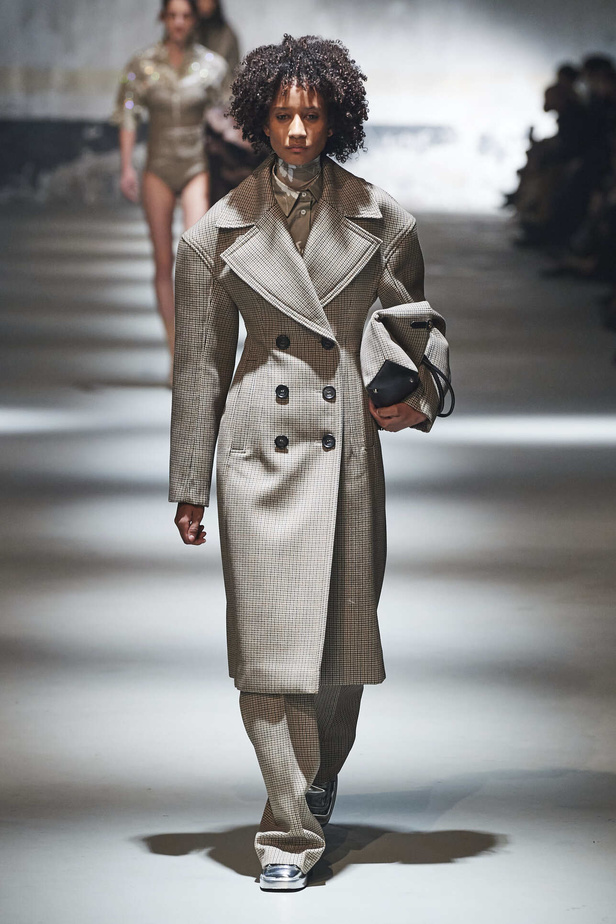 عرض أزياء مجموعة N21 لموسم خريف وشتاء 2022 في ميلانو