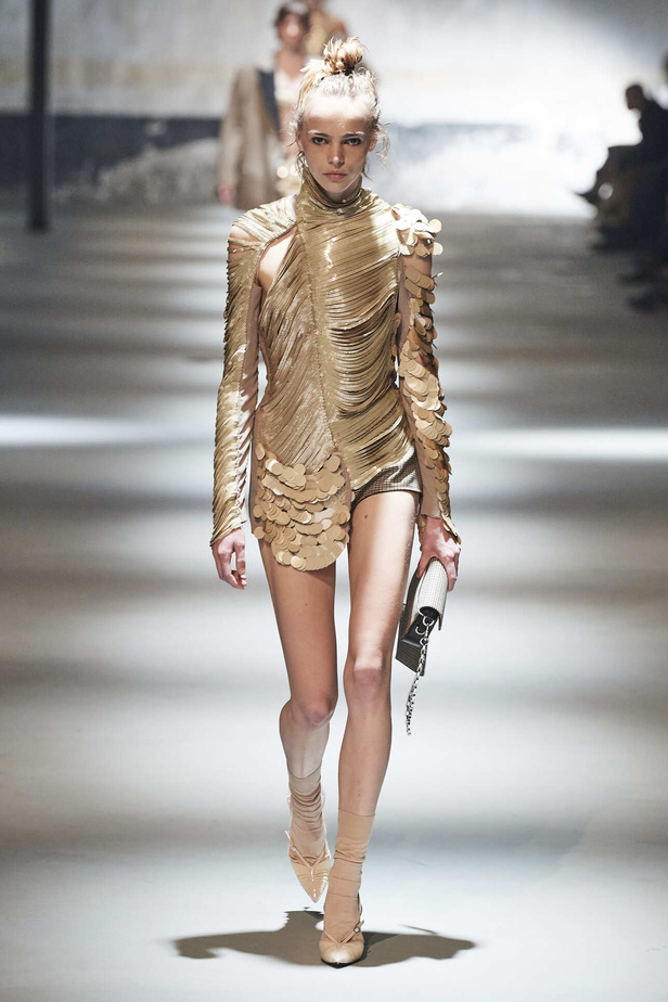 عرض أزياء مجموعة N21 لموسم خريف وشتاء 2022 في ميلانو