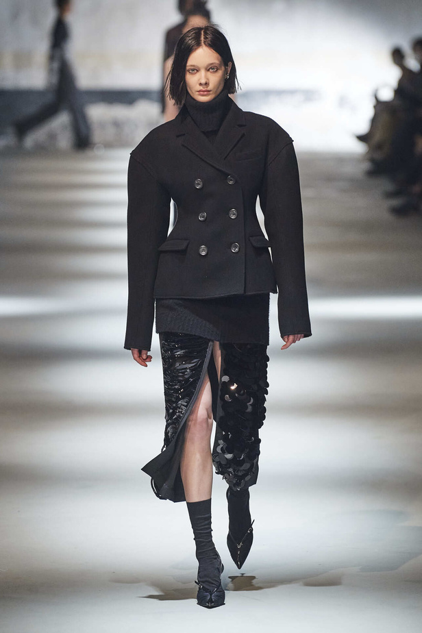 عرض أزياء مجموعة N21 لموسم خريف وشتاء 2022 في ميلانو