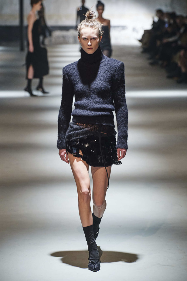 عرض أزياء مجموعة N21 لموسم خريف وشتاء 2022 في ميلانو