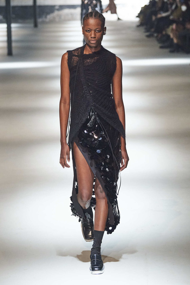 عرض أزياء مجموعة N21 لموسم خريف وشتاء 2022 في ميلانو