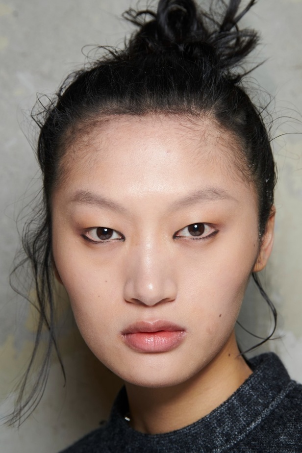 إطلالات جمالية من عرض أزياء مجموعة N21 لموسم خريف وشتاء 2022 في ميلانو