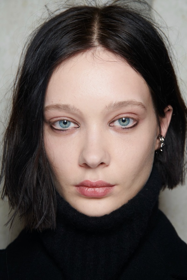 إطلالات جمالية من عرض أزياء مجموعة N21 لموسم خريف وشتاء 2022 في ميلانو