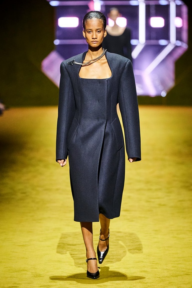 مجموعة Prada لخريف شتاء 2022 تكرّس إيديولوجيا الدار بلمسة عصرية