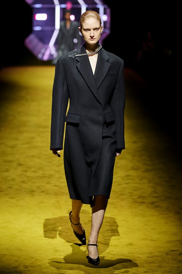 مجموعة Prada لخريف شتاء 2022 تكرّس إيديولوجيا الدار بلمسة عصرية