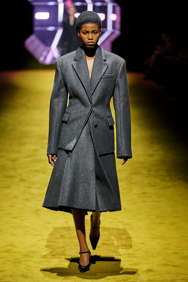 مجموعة Prada لخريف شتاء 2022 تكرّس إيديولوجيا الدار بلمسة عصرية