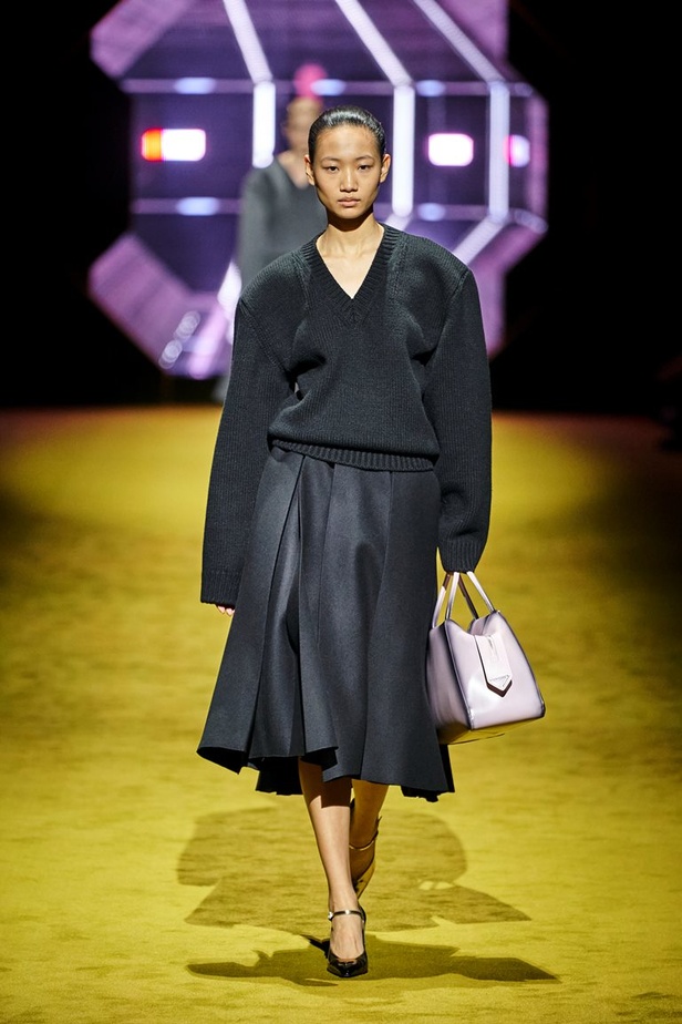 مجموعة Prada لخريف شتاء 2022 تكرّس إيديولوجيا الدار بلمسة عصرية
