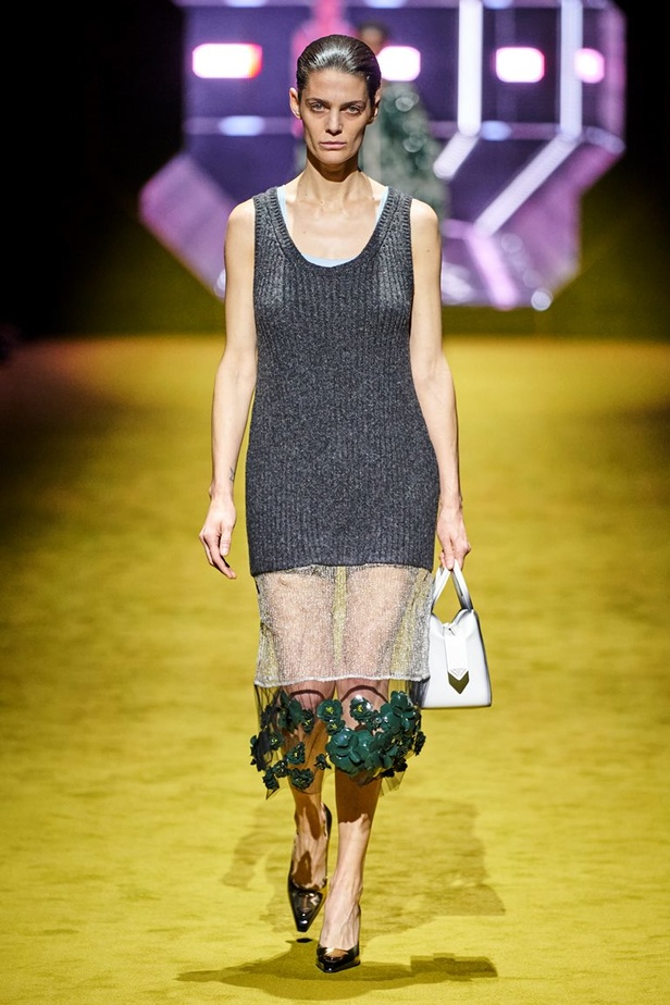مجموعة Prada لخريف شتاء 2022 تكرّس إيديولوجيا الدار بلمسة عصرية
