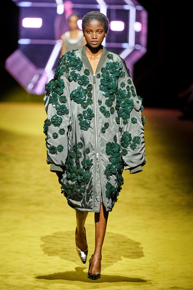 مجموعة Prada لخريف شتاء 2022 تكرّس إيديولوجيا الدار بلمسة عصرية