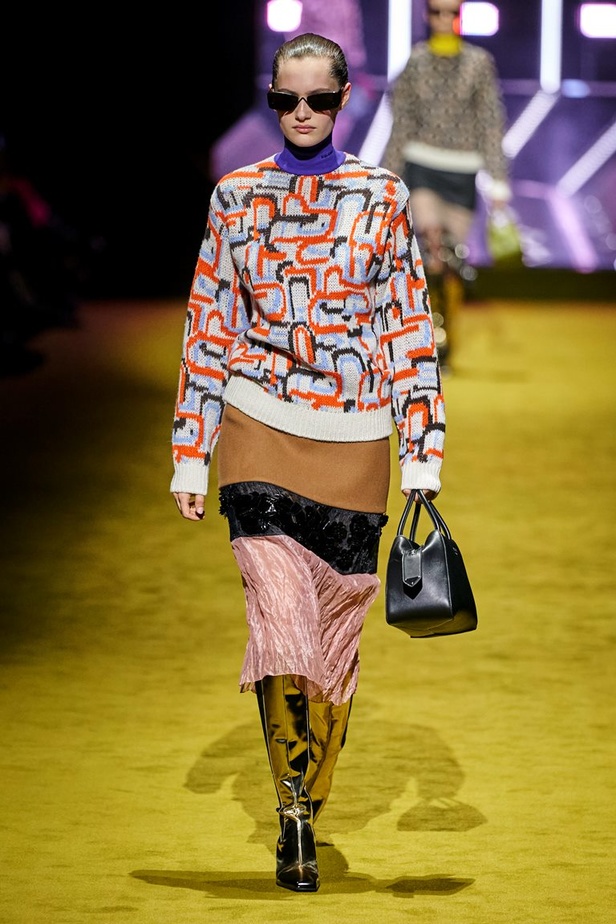 مجموعة Prada لخريف شتاء 2022 تكرّس إيديولوجيا الدار بلمسة عصرية