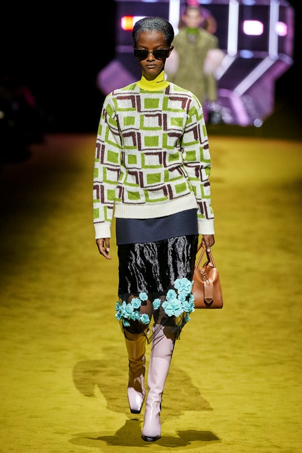 مجموعة Prada لخريف شتاء 2022 تكرّس إيديولوجيا الدار بلمسة عصرية