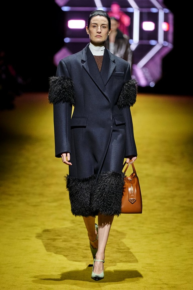 مجموعة Prada لخريف شتاء 2022 تكرّس إيديولوجيا الدار بلمسة عصرية