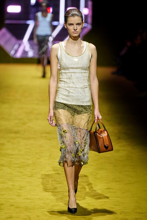 مجموعة Prada لخريف شتاء 2022 تكرّس إيديولوجيا الدار بلمسة عصرية
