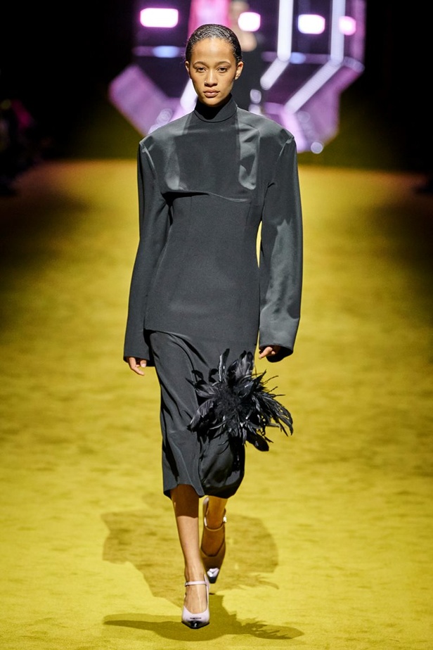 مجموعة Prada لخريف شتاء 2022 تكرّس إيديولوجيا الدار بلمسة عصرية
