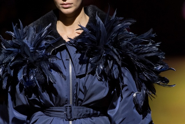 مجموعة Prada لخريف شتاء 2022 تكرّس إيديولوجيا الدار بلمسة عصرية