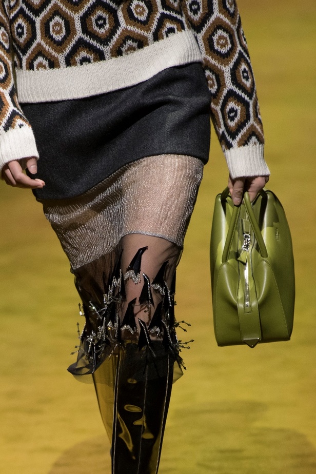 مجموعة Prada لخريف شتاء 2022 تكرّس إيديولوجيا الدار بلمسة عصرية