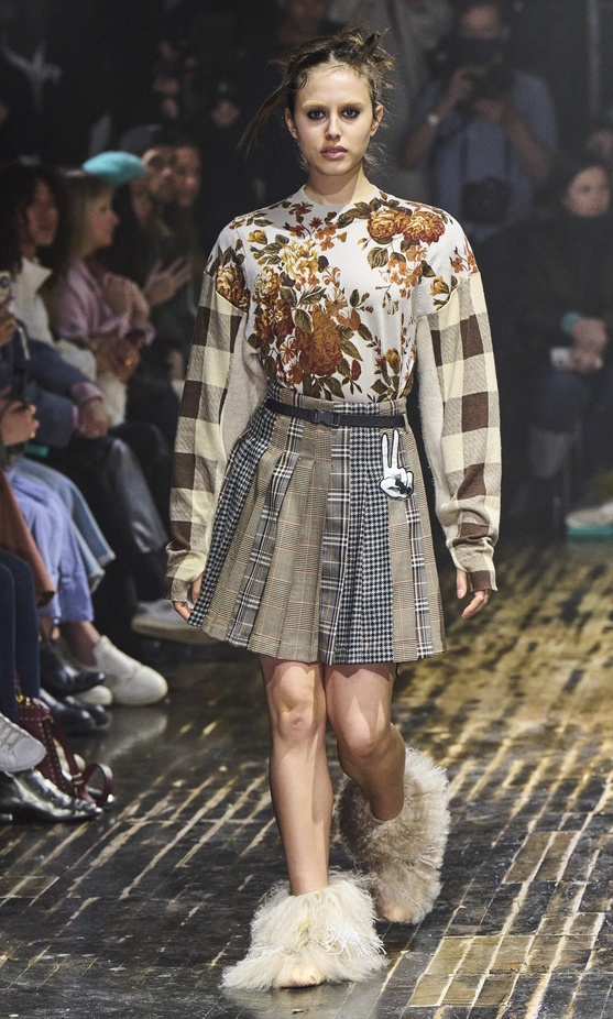 عرض أزياء مجموعة Preen by Thornton Bregazzi لموسم خريف وشتاء 2022 في لندن