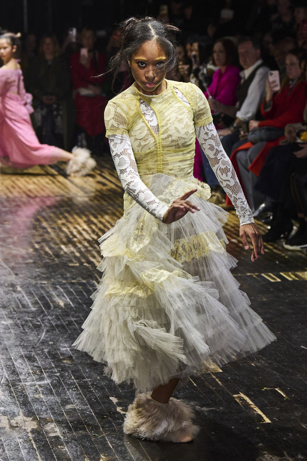 عرض أزياء مجموعة Preen by Thornton Bregazzi لموسم خريف وشتاء 2022 في لندن