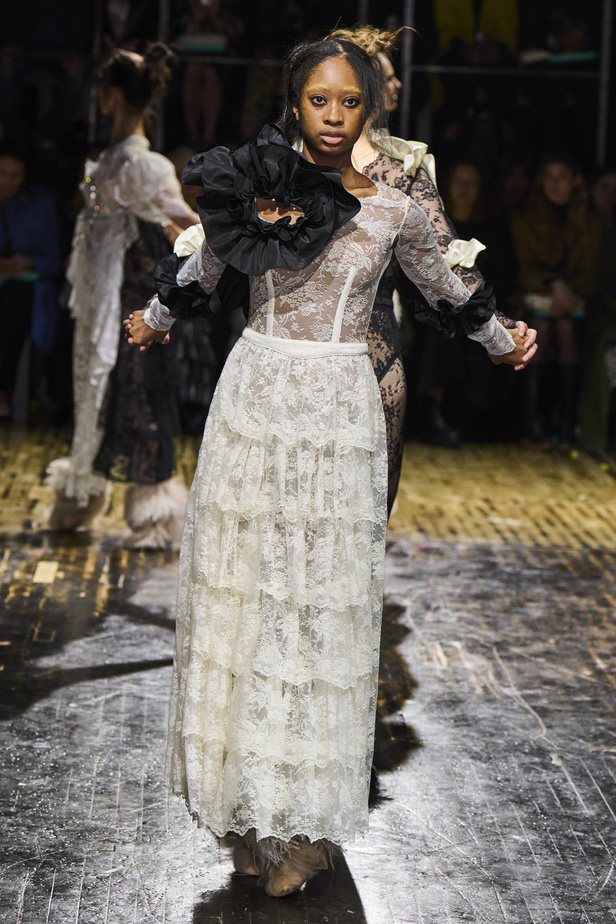 عرض أزياء مجموعة Preen by Thornton Bregazzi لموسم خريف وشتاء 2022 في لندن