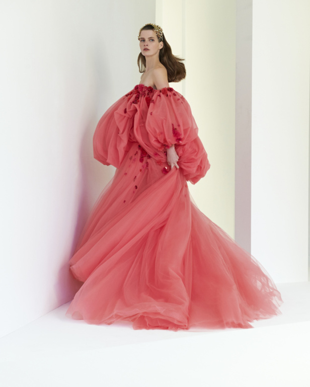 مجموعة قزي وأسطا من الألبسة الفاخرة لربيع وصيف 2022