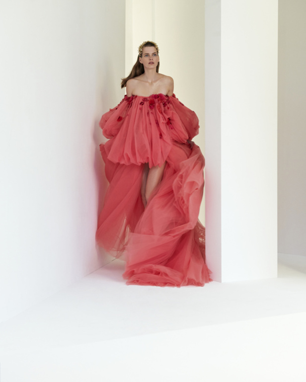 مجموعة قزي وأسطا من الألبسة الفاخرة لربيع وصيف 2022