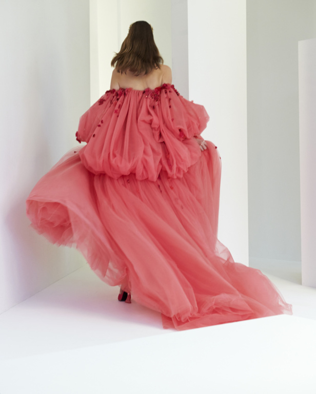 مجموعة قزي وأسطا من الألبسة الفاخرة لربيع وصيف 2022