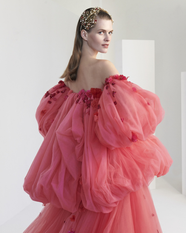 مجموعة قزي وأسطا من الألبسة الفاخرة لربيع وصيف 2022