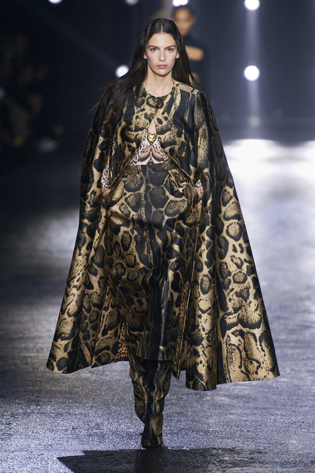 الجرأة والنقشات المتنوعة برزت في عرض روبيرتو كافالي لخريف وشتاء 2022