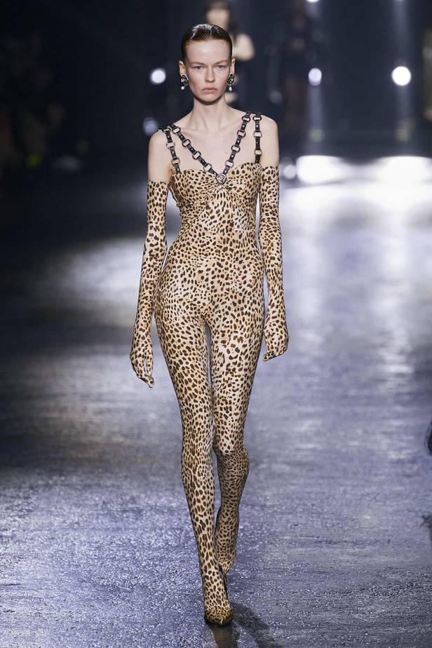 الجرأة والنقشات المتنوعة برزت في عرض روبيرتو كافالي لخريف وشتاء 2022