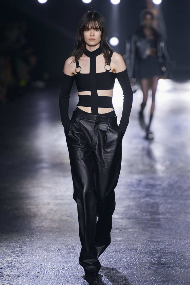 الجرأة والنقشات المتنوعة برزت في عرض روبيرتو كافالي لخريف وشتاء 2022