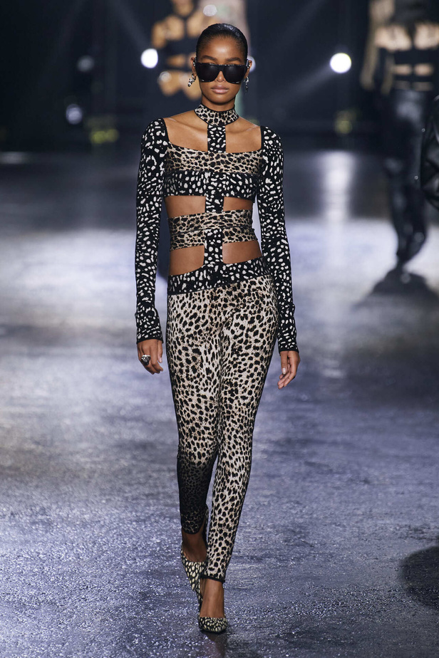 الجرأة والنقشات المتنوعة برزت في عرض روبيرتو كافالي لخريف وشتاء 2022