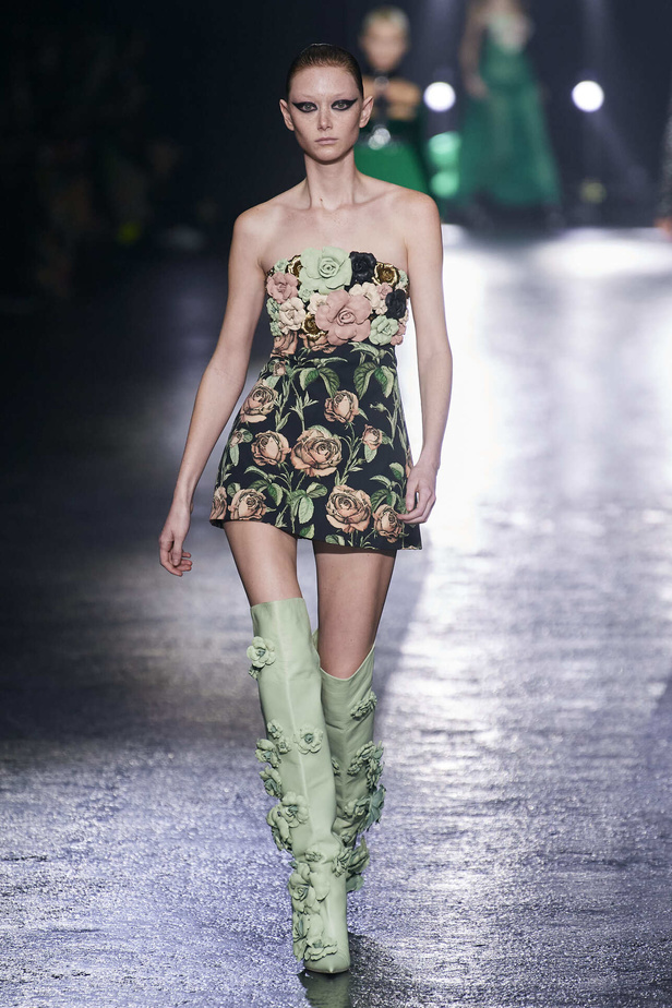 الجرأة والنقشات المتنوعة برزت في عرض روبيرتو كافالي لخريف وشتاء 2022