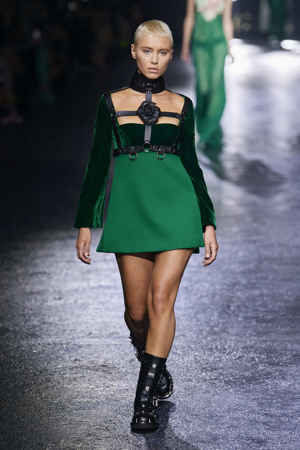 الجرأة والنقشات المتنوعة برزت في عرض روبيرتو كافالي لخريف وشتاء 2022