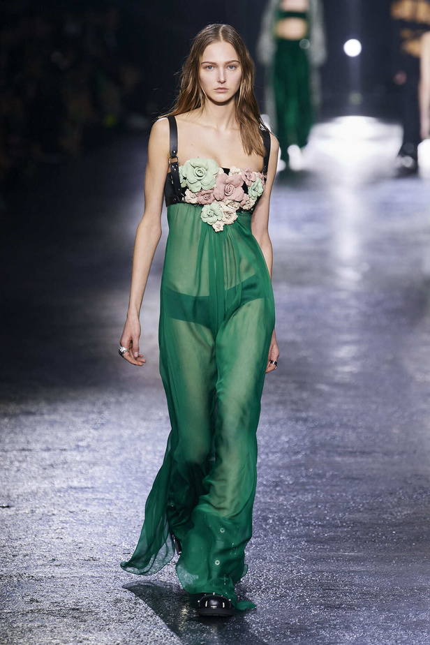 الجرأة والنقشات المتنوعة برزت في عرض روبيرتو كافالي لخريف وشتاء 2022