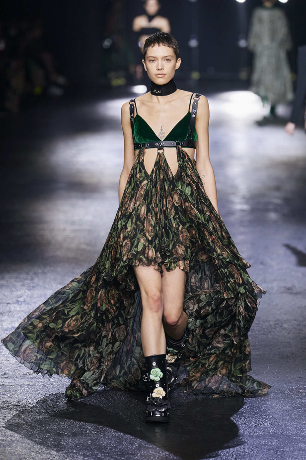 الجرأة والنقشات المتنوعة برزت في عرض روبيرتو كافالي لخريف وشتاء 2022