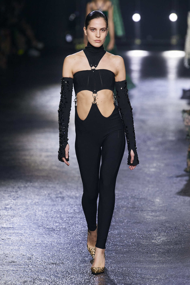 الجرأة والنقشات المتنوعة برزت في عرض روبيرتو كافالي لخريف وشتاء 2022