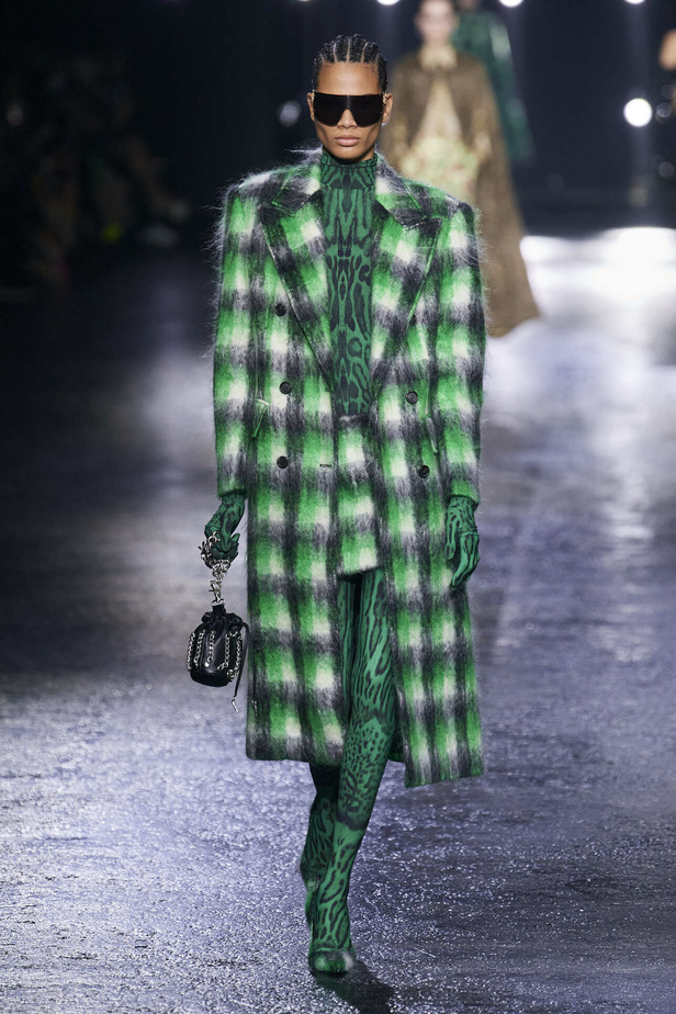 الجرأة والنقشات المتنوعة برزت في عرض روبيرتو كافالي لخريف وشتاء 2022