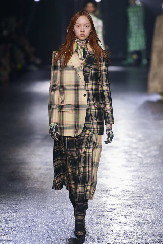 الجرأة والنقشات المتنوعة برزت في عرض روبيرتو كافالي لخريف وشتاء 2022