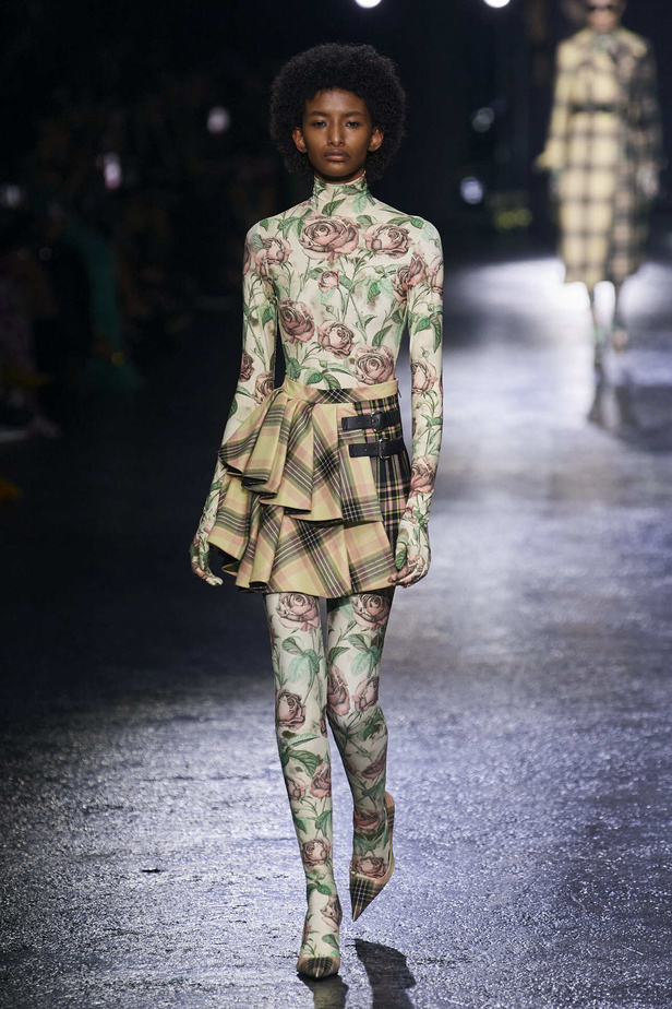 الجرأة والنقشات المتنوعة برزت في عرض روبيرتو كافالي لخريف وشتاء 2022